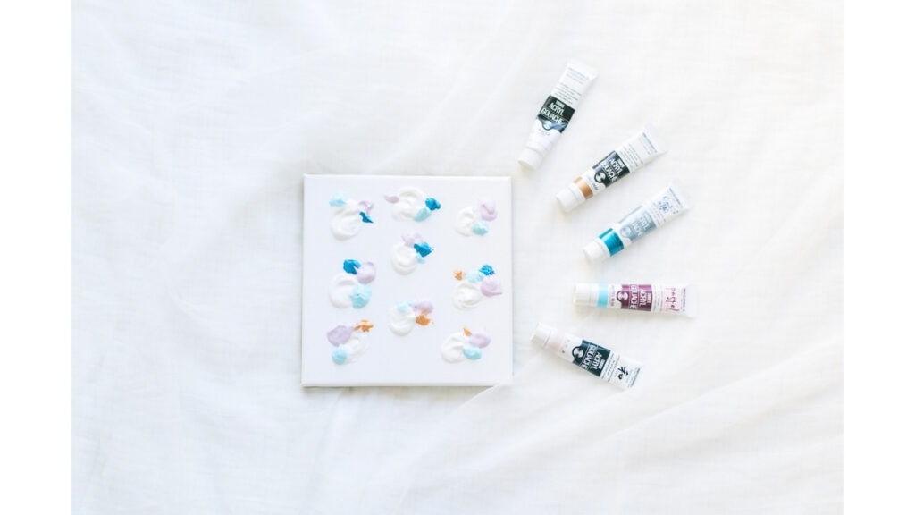 アクリル絵の具をキャンバスに乗せた写真