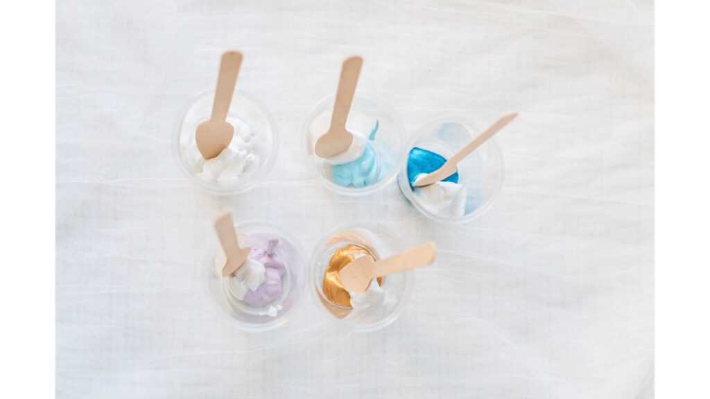 アクリル絵の具とメディウムを混ぜている写真