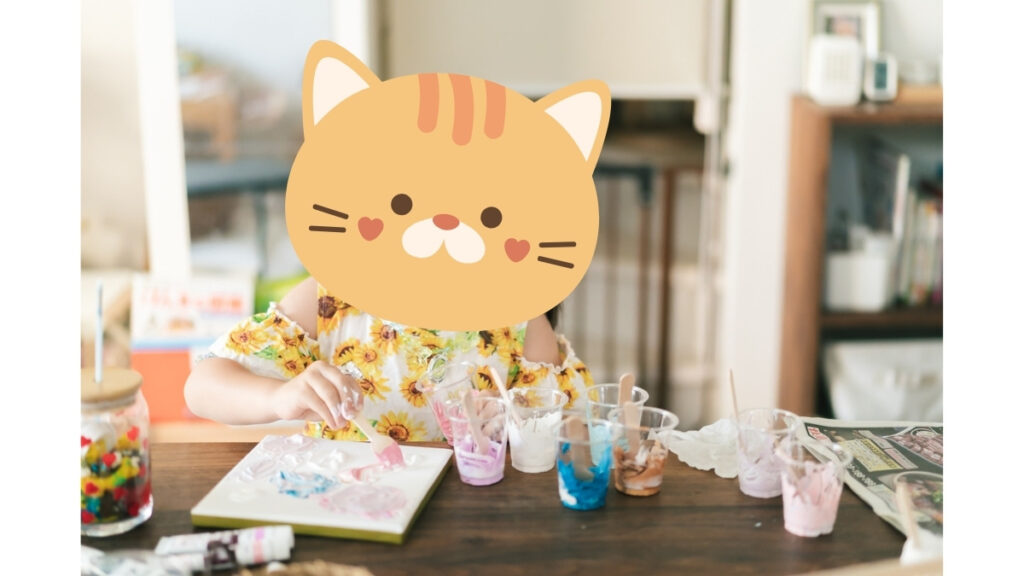 3歳の娘がフィンガーペイントアートをしている写真